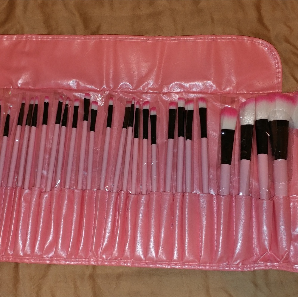 32 pc Makeup Brushes.